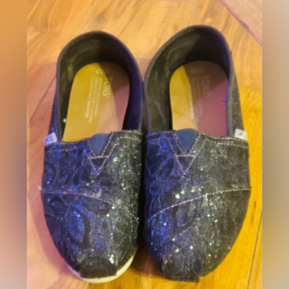 Alpargata Classic with a black metallic sequins. Size 7.5. Like New.